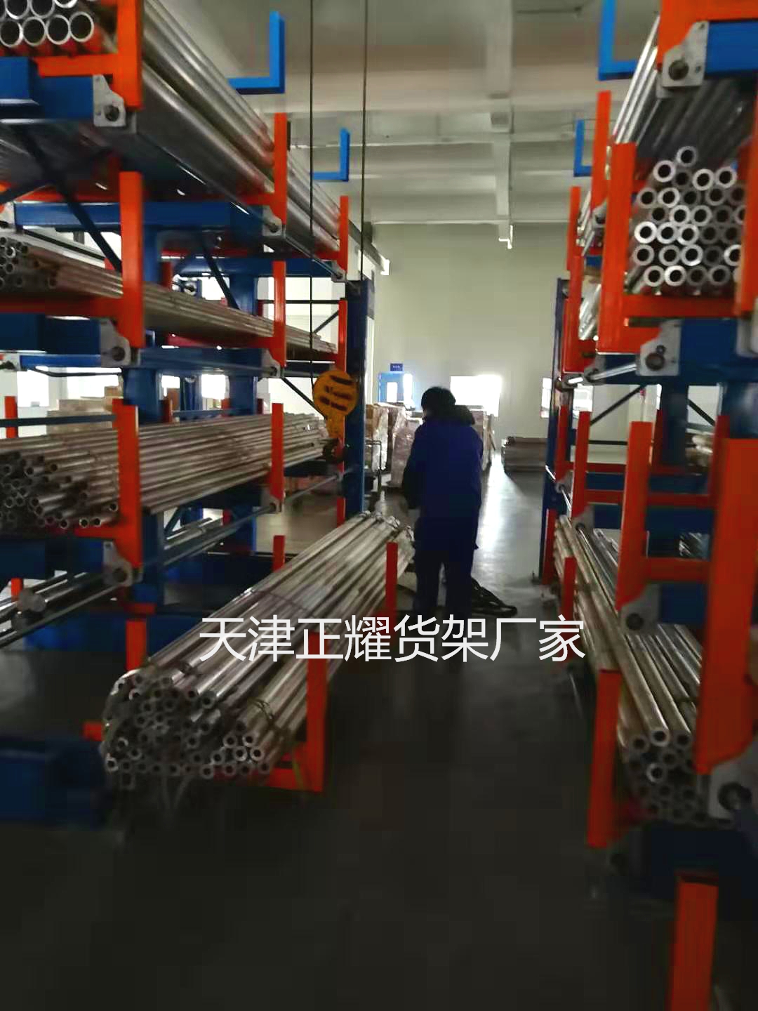 浙江管材貨架單人操作行車獨立完成存儲，節省人工，存取速度快。